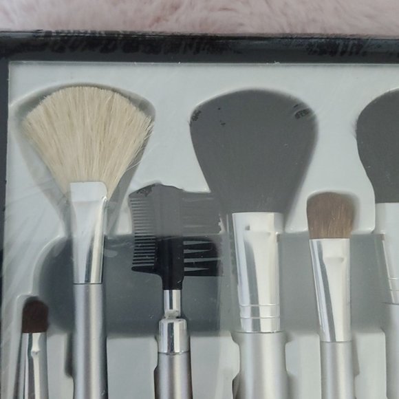 "The Color Workshop" 8 Professional Makeup Brushes + Mirror and Case- NWOT - Picture 4 of 8